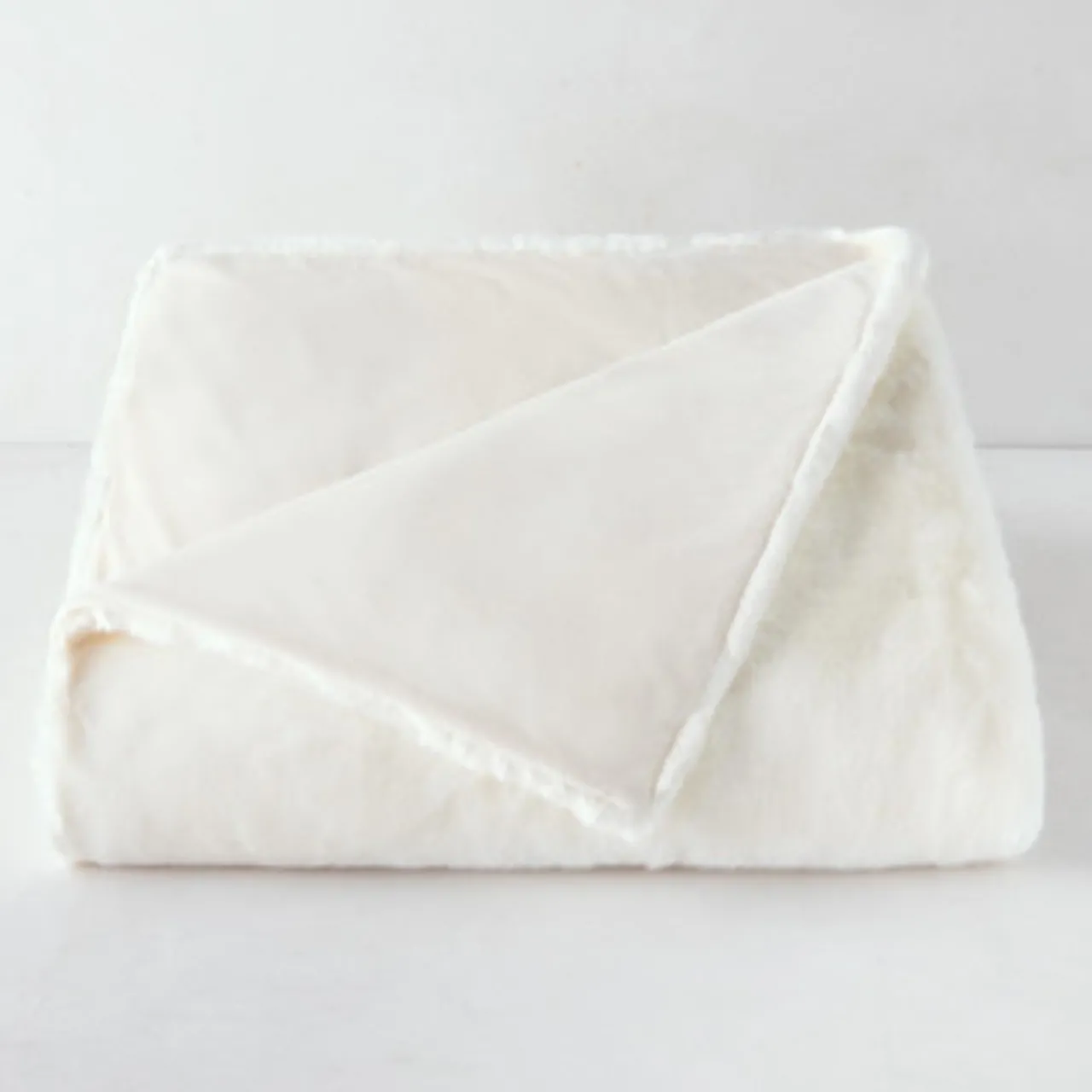 Z Gallerie Chinchilla Throw - White> Solid Throws | Textile Sale