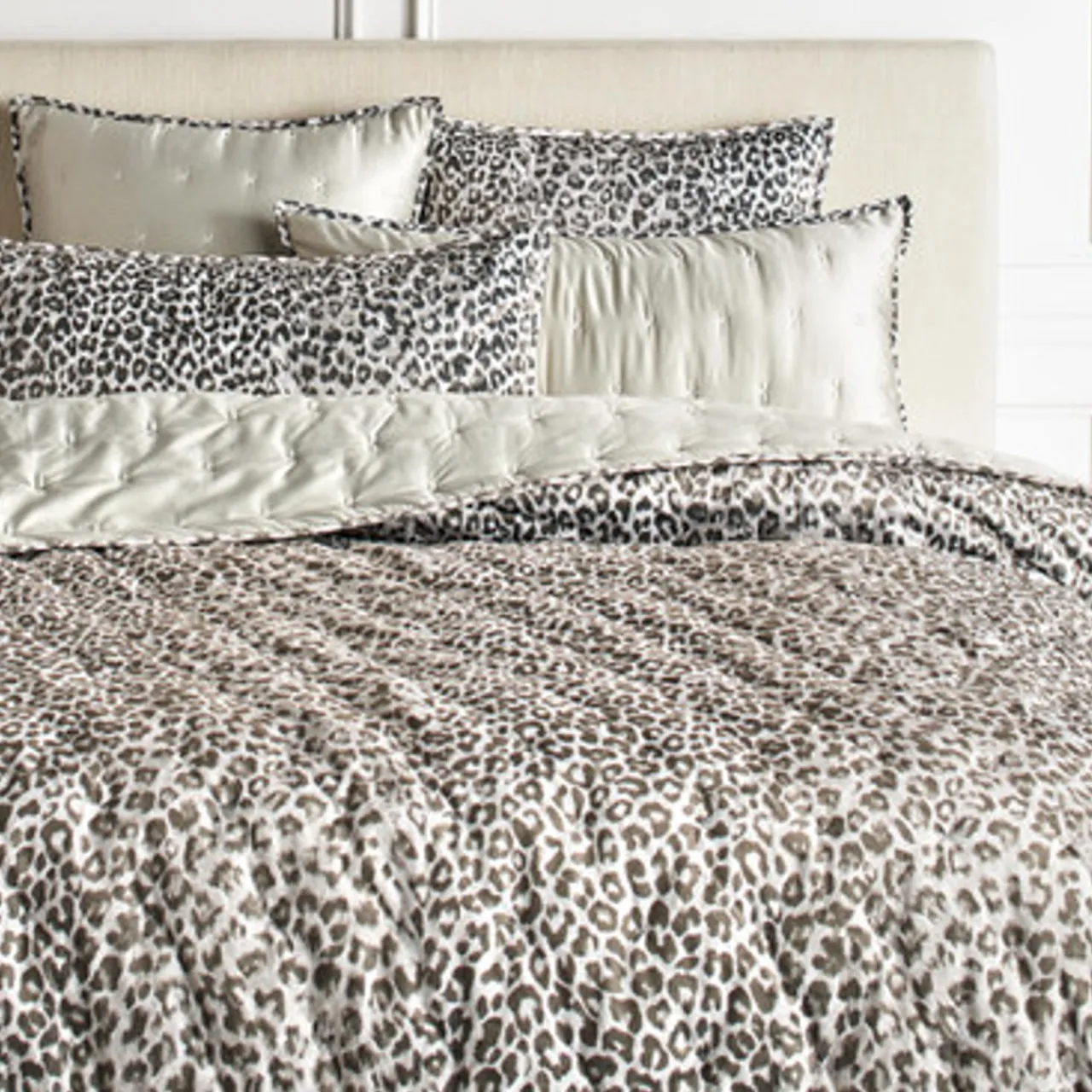 Z Gallerie Persia Reversible Bedding - Grey> Textured Bedding | Velvet Bedding